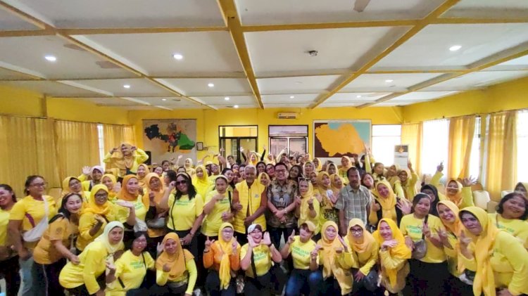 Arif Fathoni bersama Ibu-Ibu/RMOLJatim