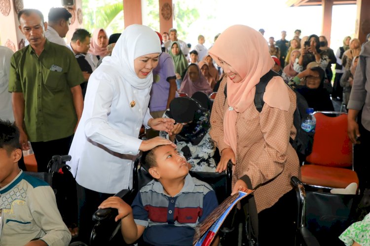 Gubernur Khofifah saat menyerahkan bantuan sosial di Ponorogo/Ist
