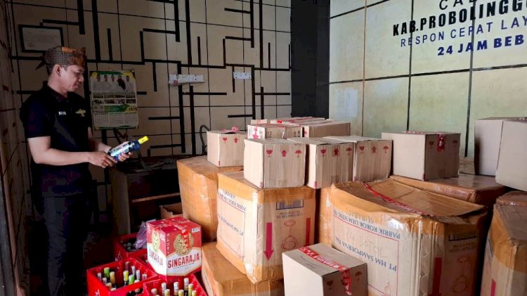 Satpol PP Kabupaten Probolinggo saat menunjukkan ribuan botol Miras/RMOL Jatim