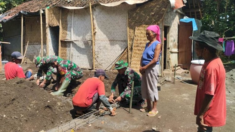 Anggota TMMD Kodim Jember saat melakukan pengerjaan rutilahu di rumah pasangan suami istri, Jumali dan Sanija/RMOLJatim