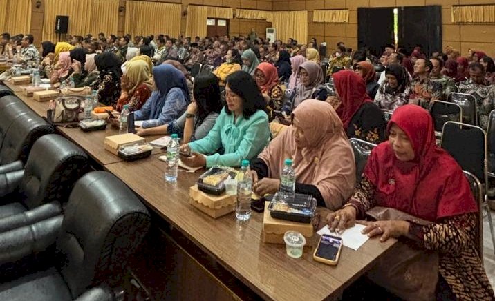 Sosialisasi dan deklarasi pelaksanaan SPMB tahun ajaran 2025-2026 di aula Kantor Dispendik Pemkab Jember diikuti kepala sekolah Paud/TK, SD, SMP/Ist