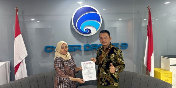 Ketua Umum Jaga Marwah Edison Tamba menyerahkan laporan kepada Ketua Tim Penanganan Aduan Konten Internet Ilegal Direktorat Pengendalian Ruang Digital Yosie S.G di Kantor Kemenkomdigi/Ist