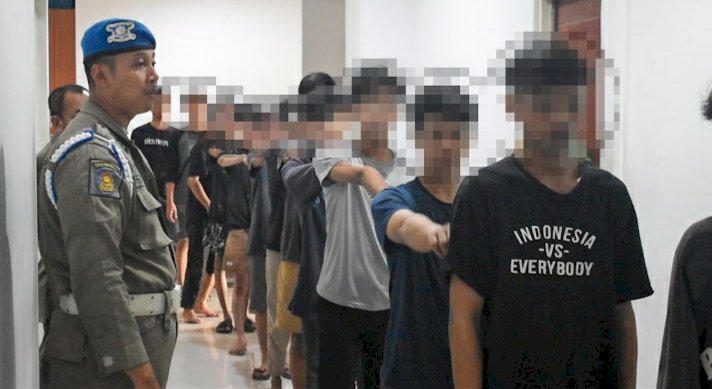 Teks foto: Satpol PP Surabaya amankan para pelajar yang terlibat tawuran/RMOLJatim