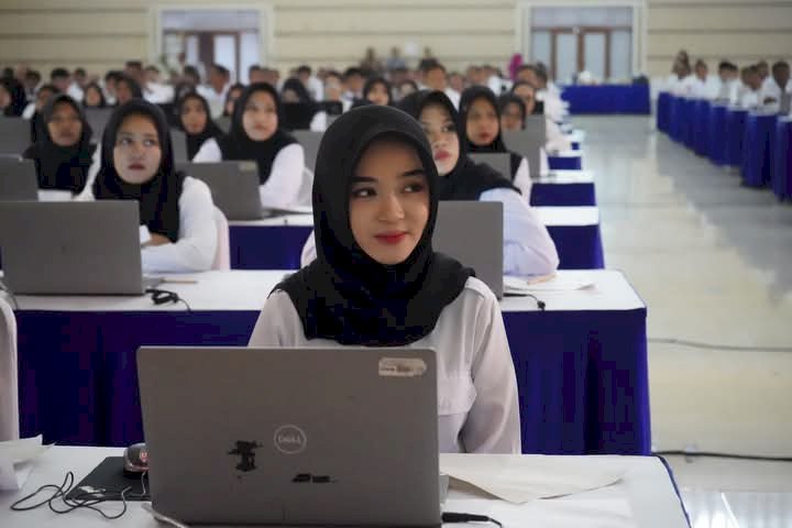 Peserta PPPK tahap 2 tahun anggaran 2024 di Tilok Jember, saat menunggu dan mengikuti screening sebelum masuk ruangan CAT di Bagaimana serbaguna Kaliwates.