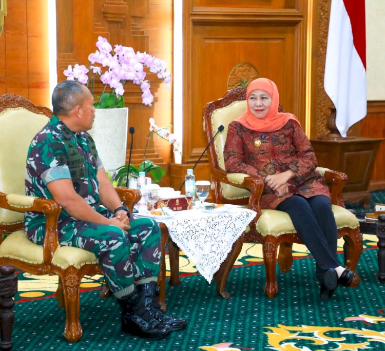 Gubernur Khofifah saat silaturrahim dengan Panglima Divisi Infanteri 2 Kostrad, Mayjen TNI Susilo di Gedung Negara Grahadi, Surabaya, Jumat (16/5).
