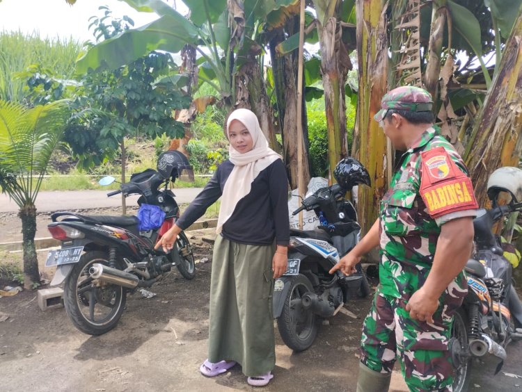 Foto : Sumiyati (31) dan Bapinsa Plalangan Kalisat, Kopka Luluk Eko Purnomo, saat menunjukkan lokasi kolam ikan. 