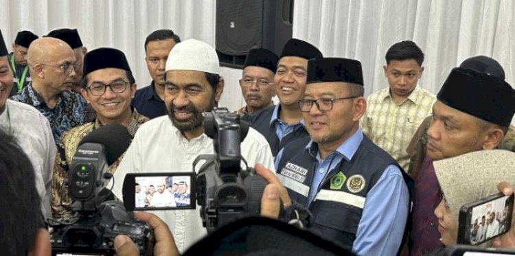 Kakanwil Kemenag Aceh yang juga Ketua Petugas PPIH Embarkasi/Debarkasi Aceh, Azhari bersama Gubernur Aceh, Muzakir Manaf saat memberikan keterangan pers/MCH Kemenag Aceh