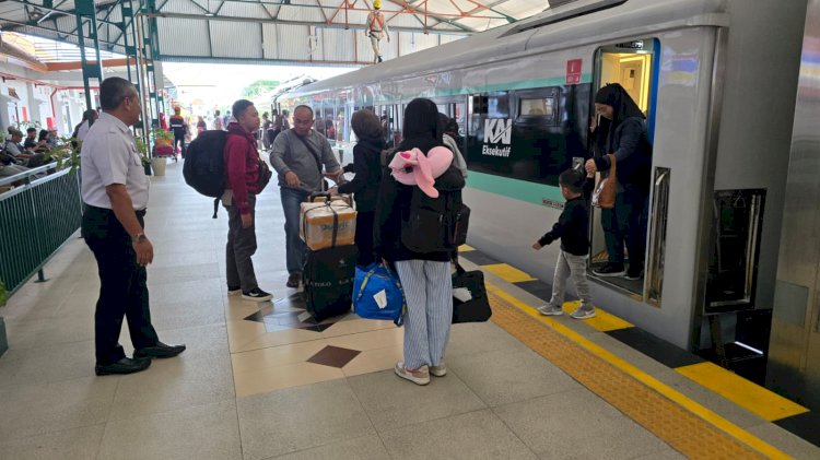 Keterangan foto : KA Madiun Jaya di stasiun Madiun /ist.   