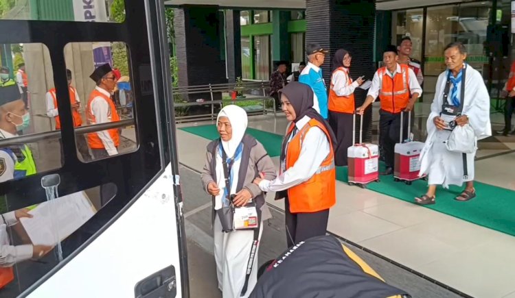 pemberangkatan calon jamaah haji dari embarkasi Surabaya/ ist 