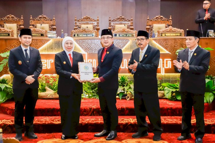 Gubernur Khofifah menerima rekomendasi DPRD Jatim terkait LKPJ Tahun Anggaran 2024/Ist