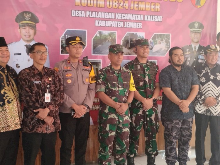 Wasev di dampingi pejabat Jember saat meninjau proyek TMMD ke 134 di desa Plalangan.