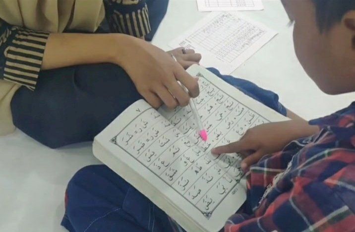 Teks foto: Kampung Anak Negeri saat belajar mengaji/ist