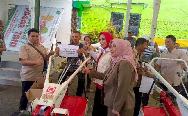 Wakil Bupati Sidoarjo Hj Mimik Idayana saat menyerahkan bantuan Alsintan/Ist