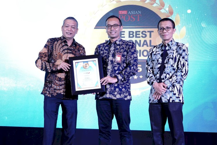 Bank Jatim saat terima penghargaan predikat Excellent For The Financial Performance During 2023-2024.
