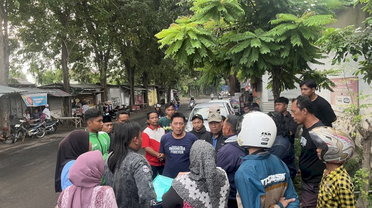 Anang Sukrisna saat menengahi warga di lokasi pembongkaran bekas warung/Ist
