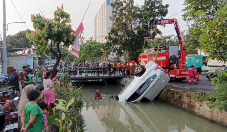 Mobil Pajero sport yang tercebur di kawasan Menur 