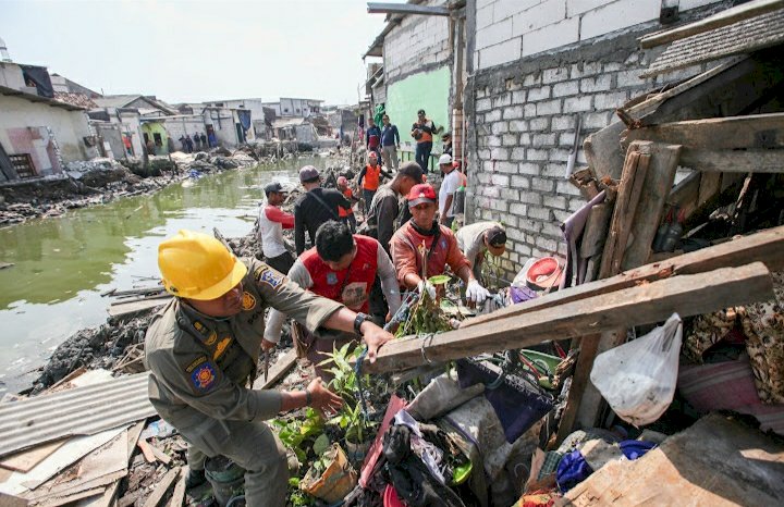 Penertiban bangli di Bantaran Sungai Kalianak/RMOLJatim