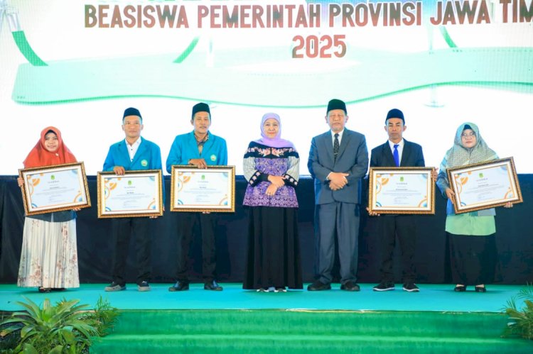 Gubernur Khofifah saat meluncurkan beasiswa santri unggul/Ist