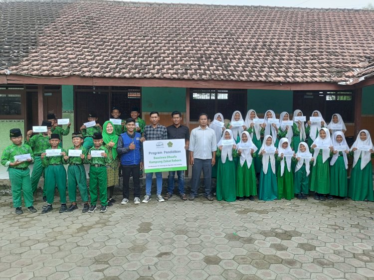 Lembaga Amil Zakat Nasional Rumah Yatim menyalurkan Program Pendidikan Beasiswa Dhuafa/Ist