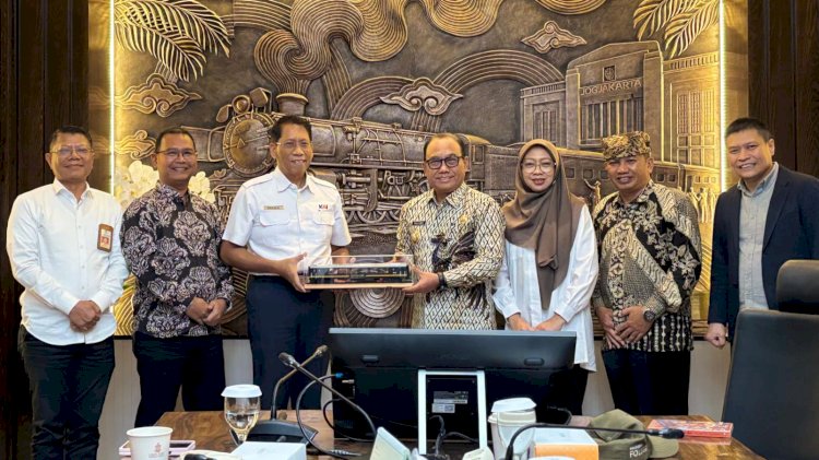 Caption: Wabup Mujiono bersama jajaran menemui Dirut PT KAI beserta jajaran direksi/Humas Pemkab Bwi