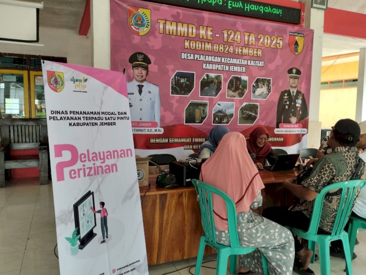 Widia  saat memberikan Layanan PTSP.