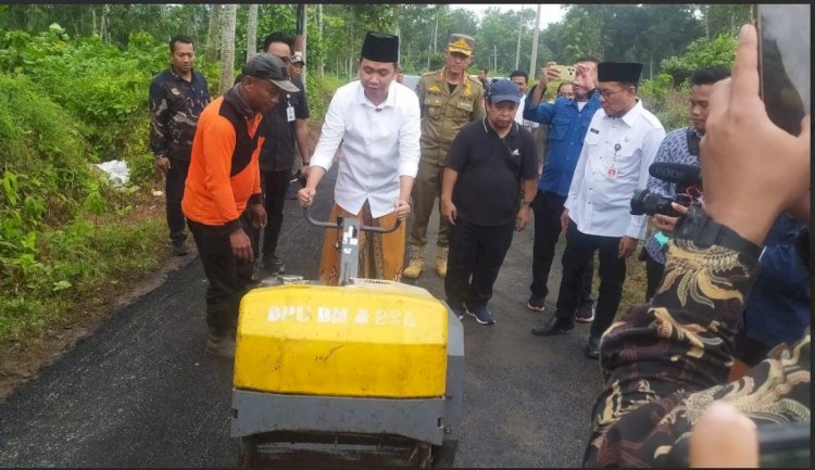 Bupati Jember, Muhammad Fawait saat mengecek perbaikan jalan, dalam kegiatan 'Bunga Desaku' perdana di Kecamatan Tanggul.