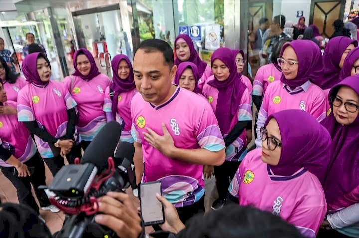 Teks foto: Wali Kota Eri bersama Rini Indriyani/RMOLJatim