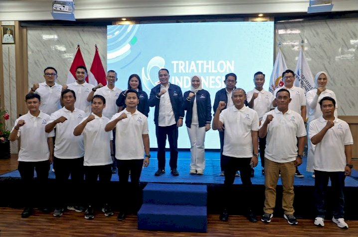 Teks foto: Wali Kota Eri bersama Pengurus Cabang FTI Kota Surabaya masa bakti 2024-2029/ist