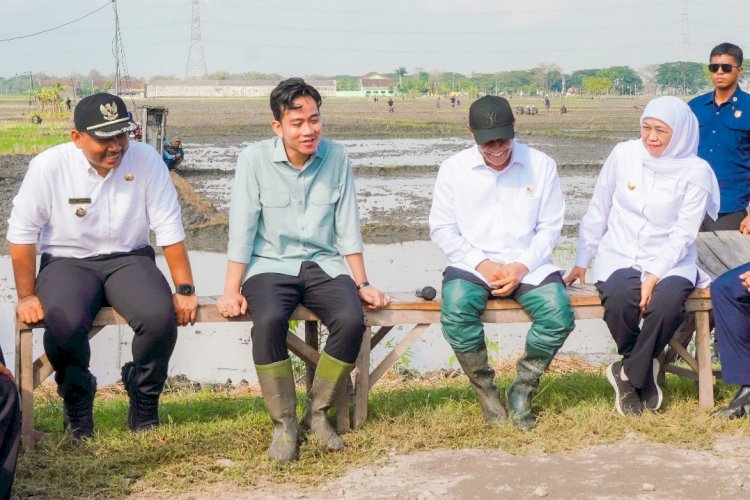Khofifah Indar Parawansa mendampingi Wakil Presiden RI Gibran Rakabuming bersama Menteri Pertanian RI Amran Sulaiman Tanam Padi dan Meninjau pabrik beras PT Daya Tani Sembada di Ngawi/Ist