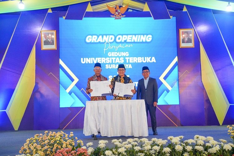 Bertempat di Gedung UT Surabaya, MoU tersebut diteken oleh Direktur IT, Digital, dan Operasional Bank Jatim Zulhelfi Abidin dan Rektor UT Mohamad Yunus.