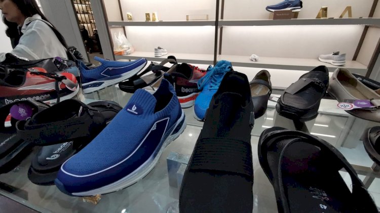 Sepatu dari produk Bocorocco