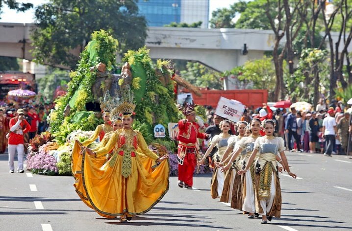 Teks foto: Parade Surabaya Vaganza 3025/ist