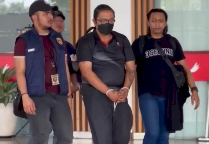 Foto : IDGAMU berkacamata saat dibekuk aparat Satreskrim Polres Gresik
