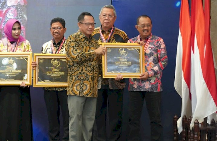 Armuji menerima penghargaan dari Tito Karnavian/ist