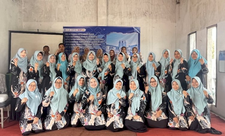 Wulandari bersama Kasek TK dalam pelatihan intensif kepemimpinan transformasional.peningkatan kompetensi kepala sekolah TK se-Kecamatan Driyorejo, Kabupaten Gresik/ist