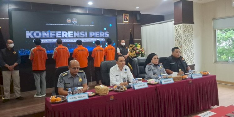 Kepala Kantor Wilayah Direktorat Jenderal Imigrasi Daerah Khusus Jakarta, Pamuji Raharja dan Kepala Kantor Imigrasi Jakarta Barat, Nur Raisha Pujiastuti serta jajaran lain saat konferensi pers kasus WN Tiongkok di Kantor Imigrasi Kelas I Khusus Non TPI Jakarta Barat, Taman Sari, Jakarta Barat pada Senin, 26 Mei 2025/RMOL
